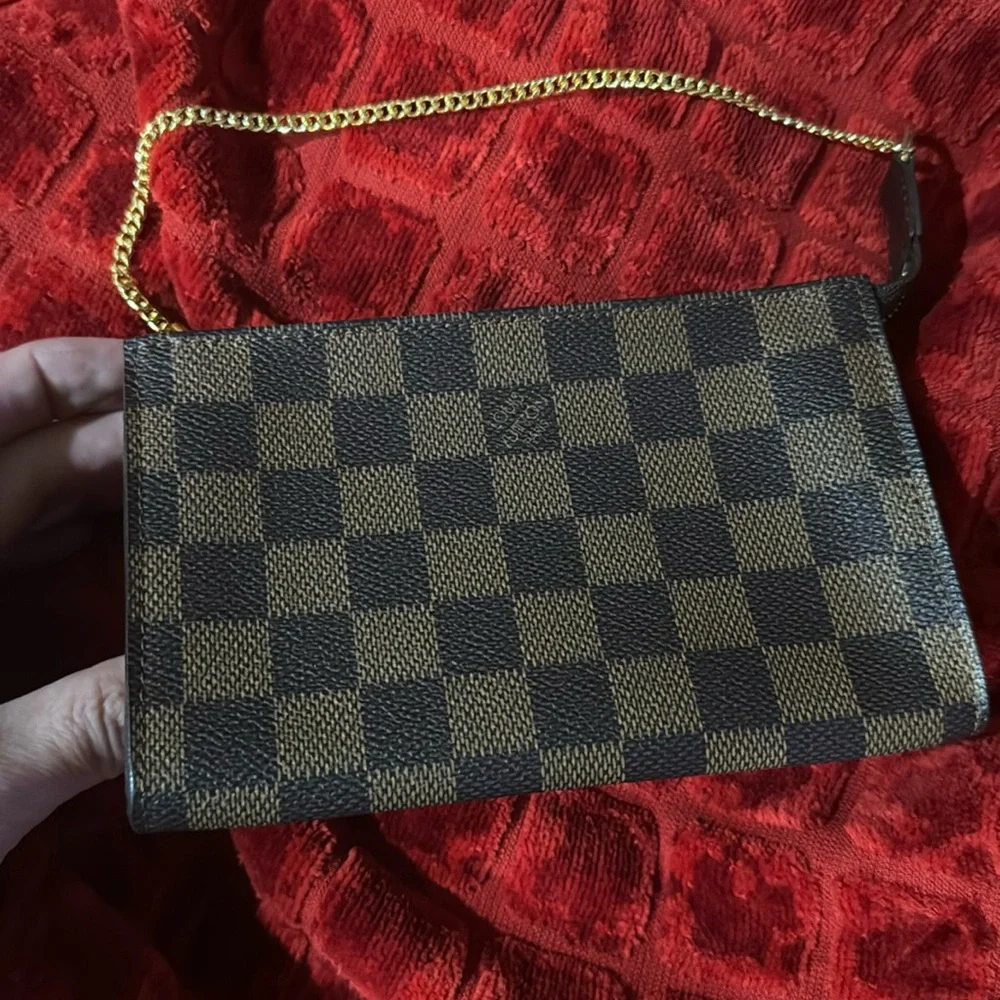 Women’s or men’s Louis Vuitton Pochette! Beautiful Red interior Mint condition - Picture 3 of 12